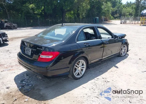 2014 Mercedes-Benz C 300 z USA, uszkodzony, nr VIN WDDGF8AB1EG158038